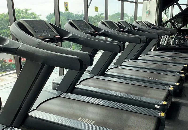 Deretan treadmill area kardio untuk program fatloss Reverse Gym Jambi